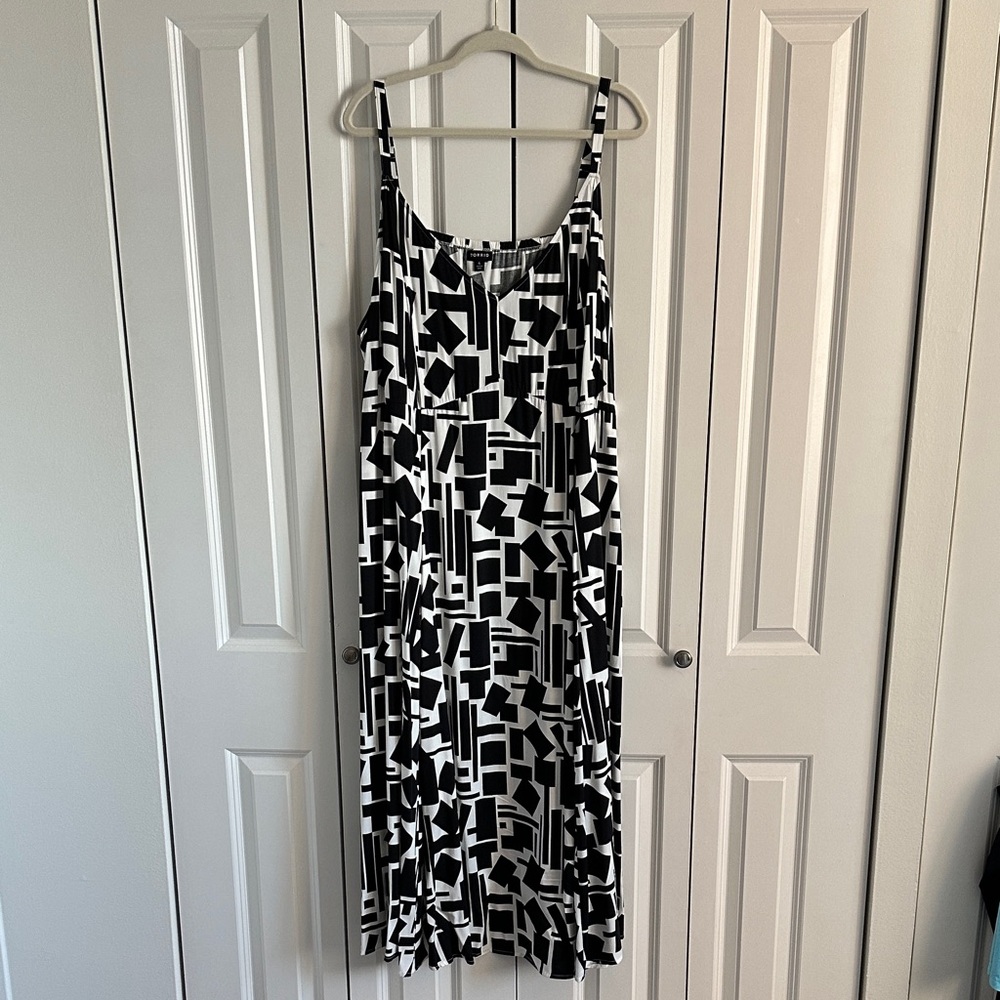 Elegant Black and White Geometric Maxi Dress
